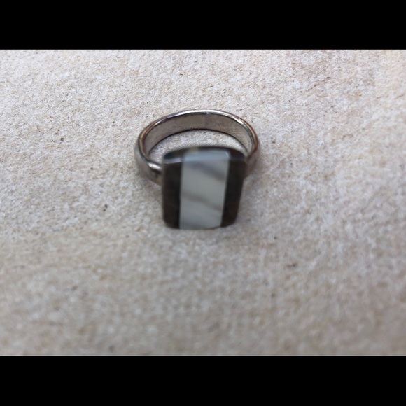 Sterling Silver ring with mother of pearl stone - Picture 3 of 4